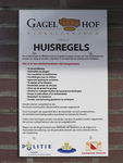 906643 Afbeelding van een bordje met de nieuwe huisregels die gelden in het winkelcentrum De Gagelhof ...